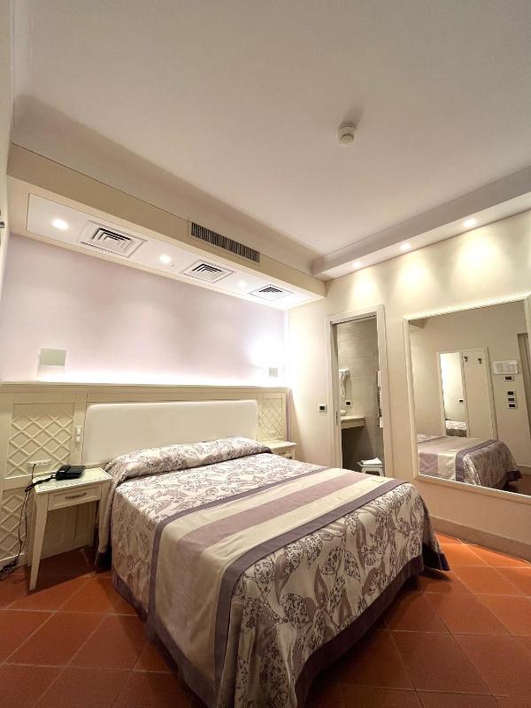 Small Double Room image 2