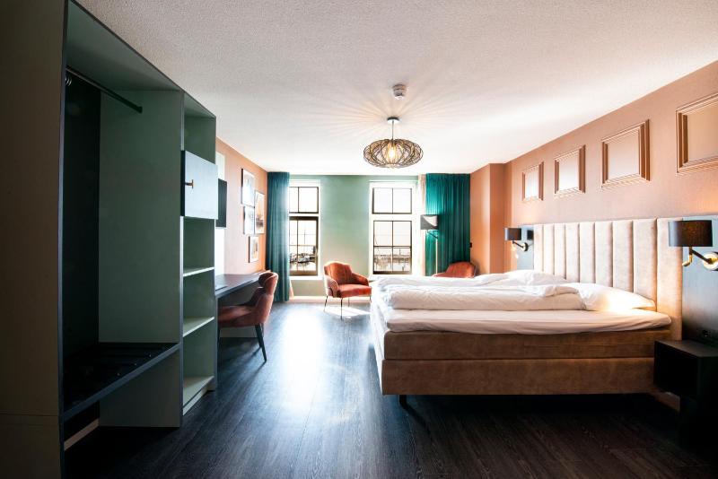 Double Room with Sea View image 4