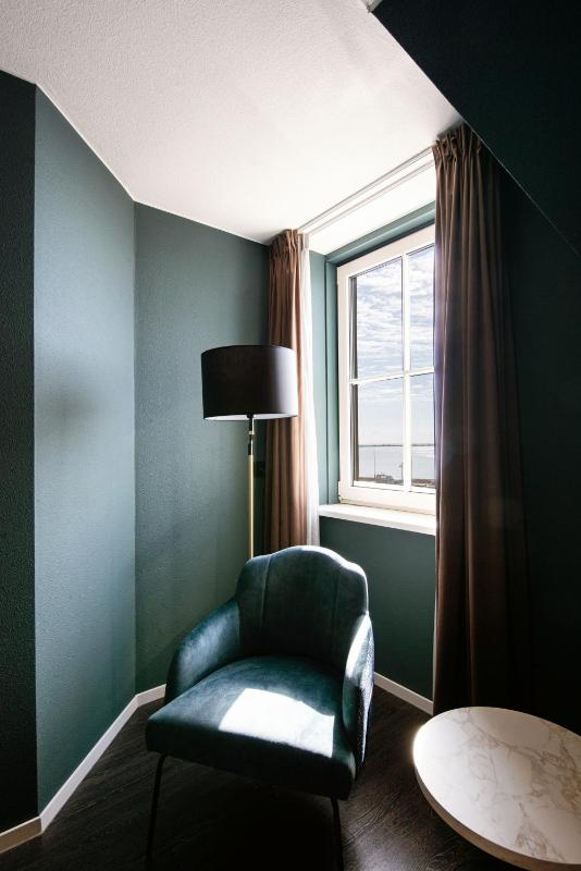 Small Double Room image 3
