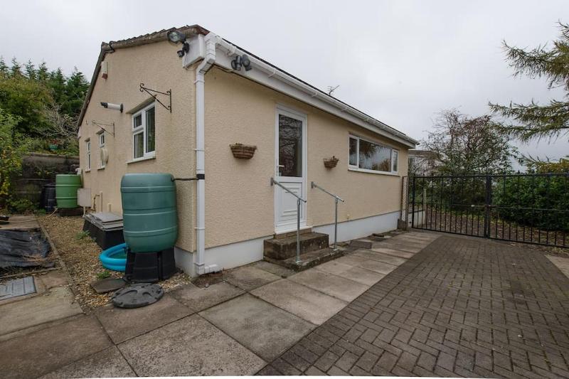 Bristol studio+kitchen+parking+private access - image 13