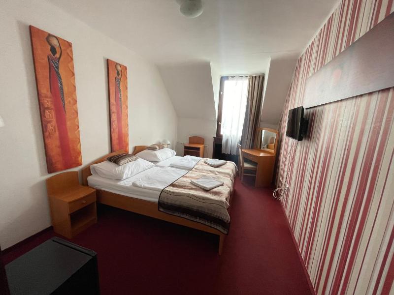 Standard Twin Room image 1
