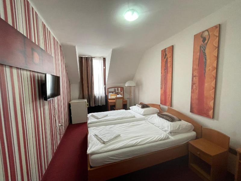 Standard Twin Room image 4