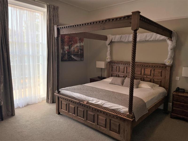 Feature Room image 1