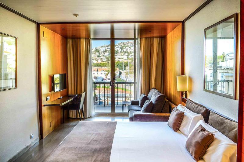Double or Twin Room with Balcony image 4