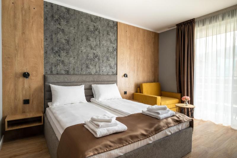 Deluxe Double Room with Extra Bed image 1