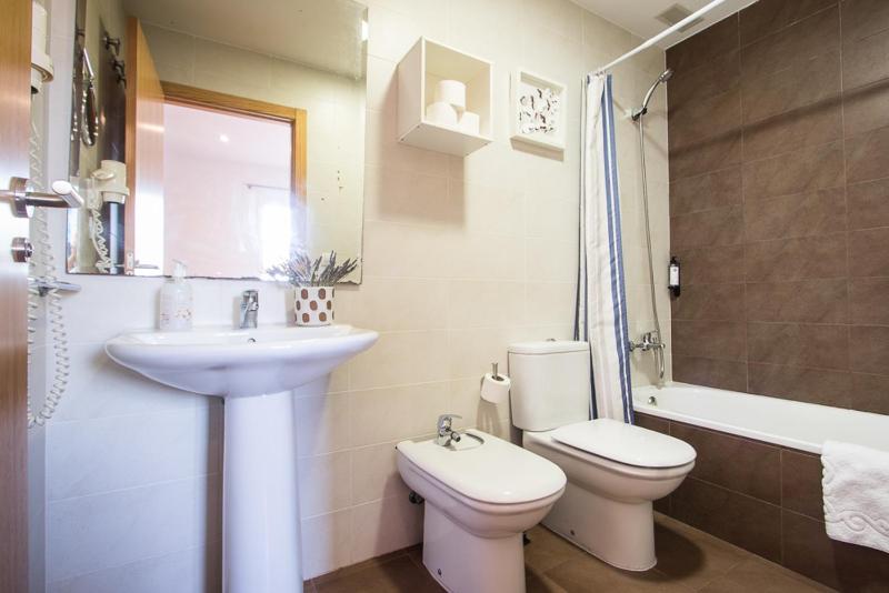 One-Bedroom Apartment image 3