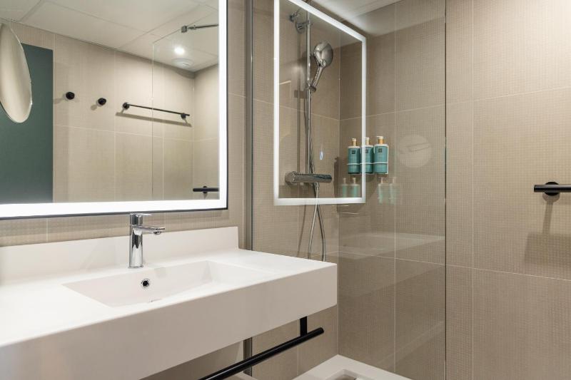 Executive Queen Room image 3