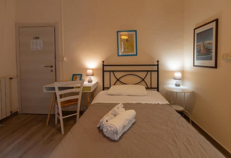 Single Room image 3