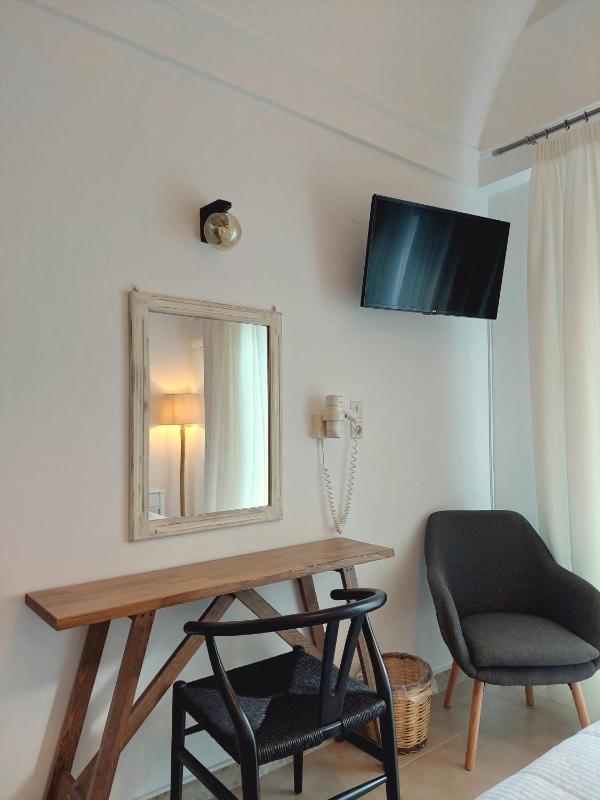 Deluxe Double or Twin Room with Pool View image 4