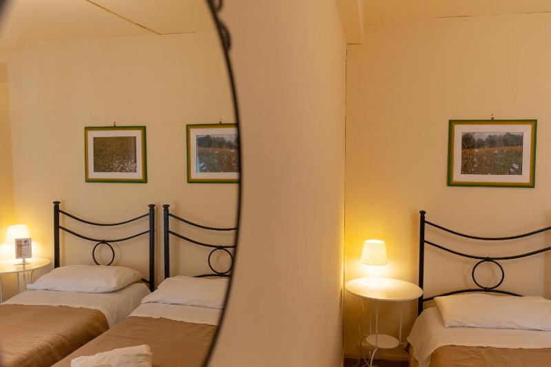 Standard Twin Room image 2