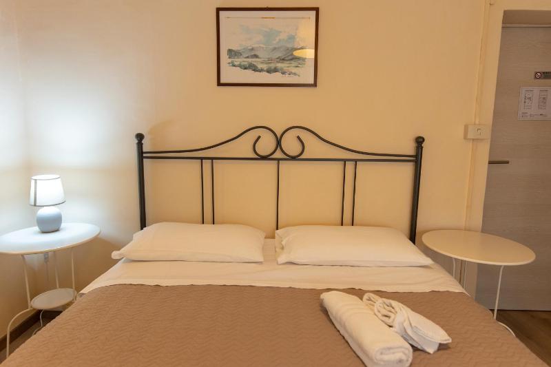 Standard Double Room image 3