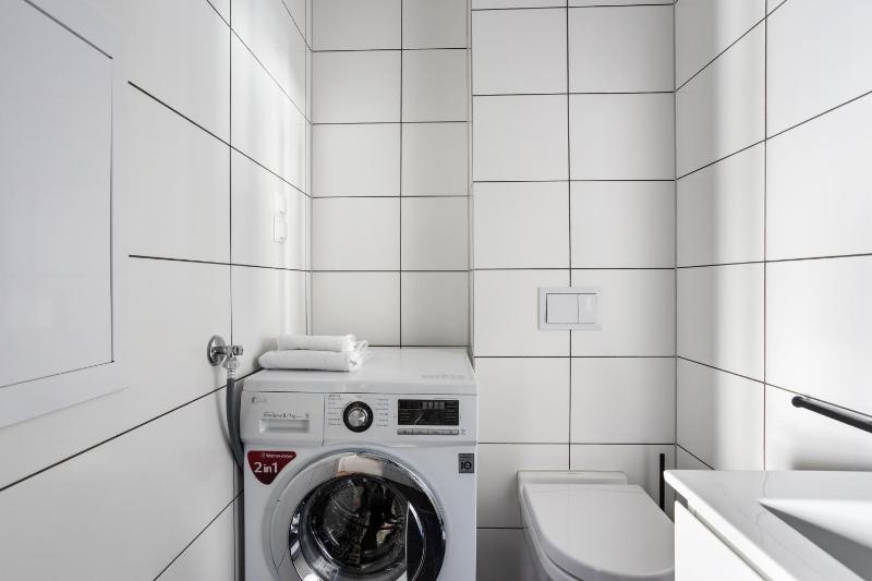 Large Studio with Kitchen image 2