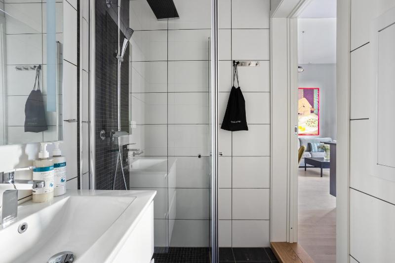 Large Studio with Kitchen image 3