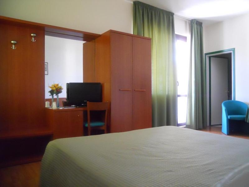 Double or Twin Room image 3
