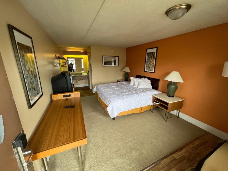 Hilltop Inn Pittsburgh - image 6