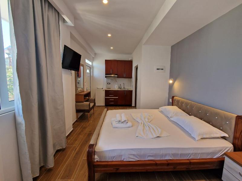 Deluxe Triple Room image 4