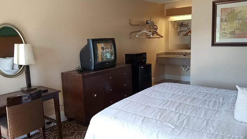 Hilltop Inn Pittsburgh - image 19