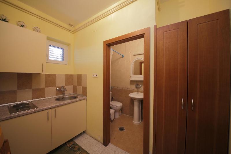 Studio (2 Adults) - Ground Floor image 2