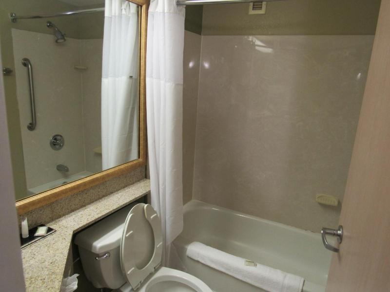 Queen Room with Two Queen Beds - Non-Smoking image 4
