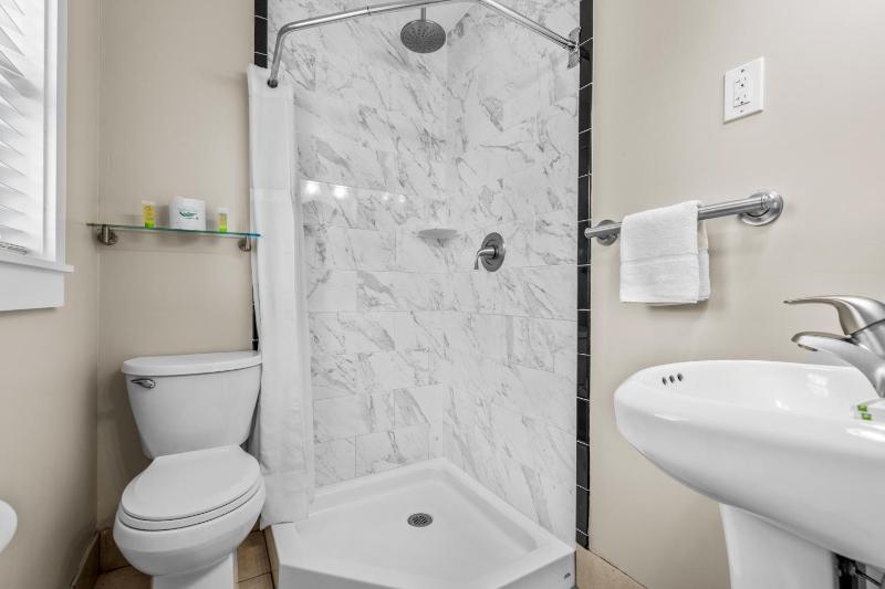 Standard Queen Room image 4