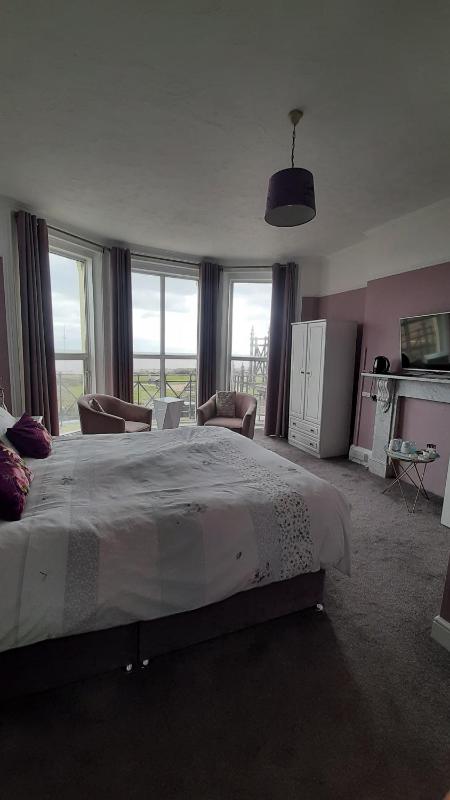 Deluxe Double Room with Sea View image 3
