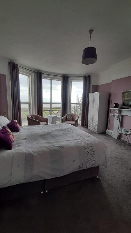 Deluxe Double Room with Sea View image 2