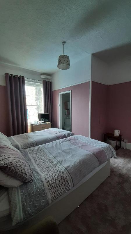 Twin Room with Shower image 3