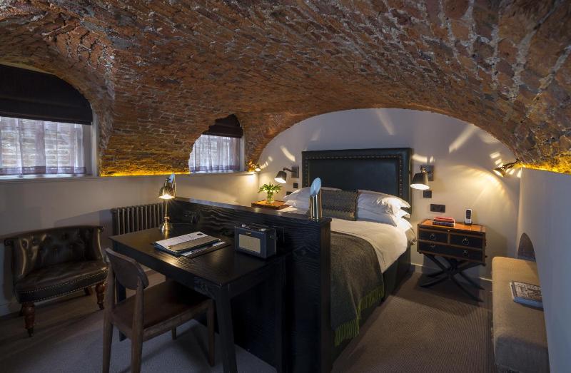 Classic Double Room image 4