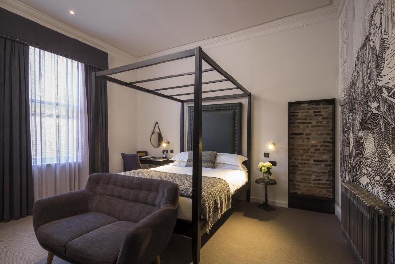 Luxury King Room with Four-Poster Bed image 3