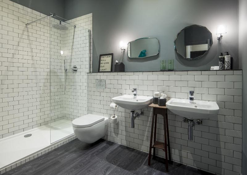 Luxury King Room with Four-Poster Bed image 4