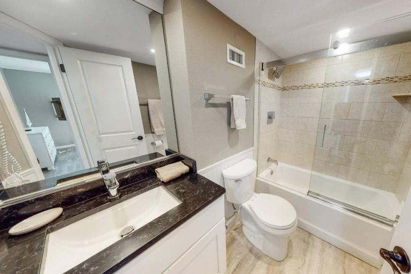 Harbor Towers 2nd Fl Renovated Suite - image 12
