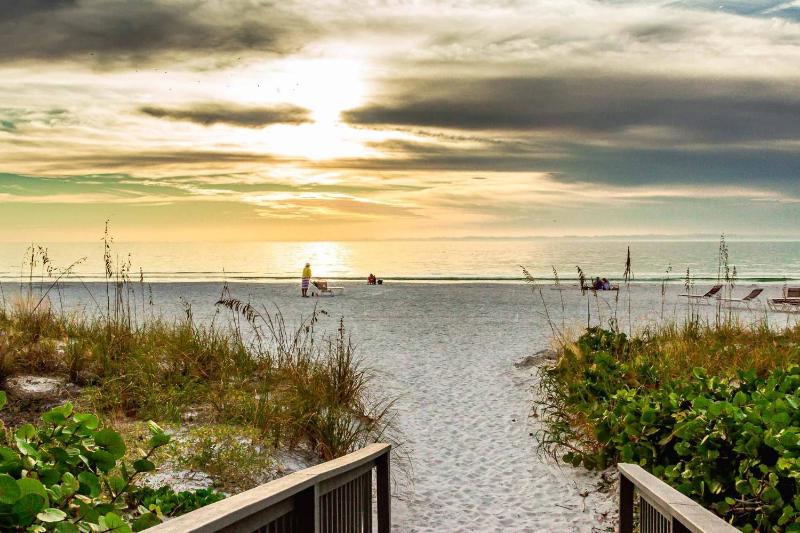 Siesta Breakers on Crescent Beach - image 11
