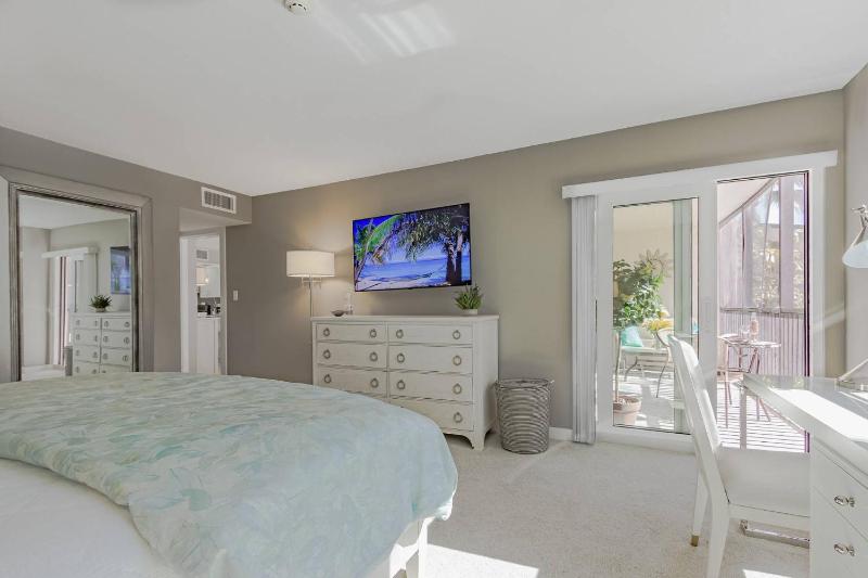 Siesta Breakers on Crescent Beach - image 9
