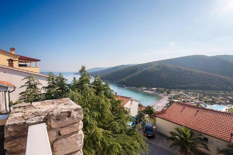 One-Bedroom Apartment with Balcony and Sea View image 2