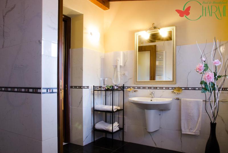 Superior Triple Room image 3