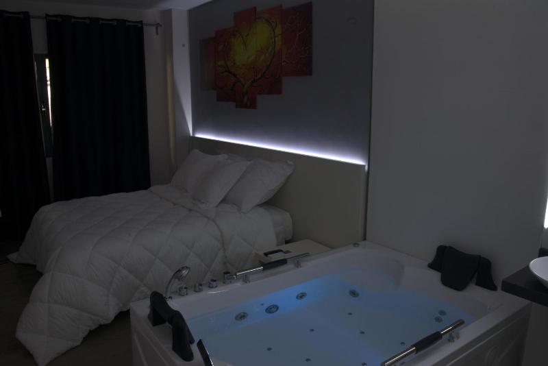 Deluxe Double Room with a Hot Tub image 4