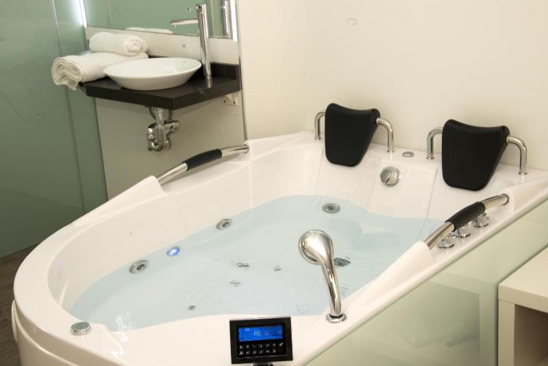 Deluxe Double Room with a Hot Tub image 3