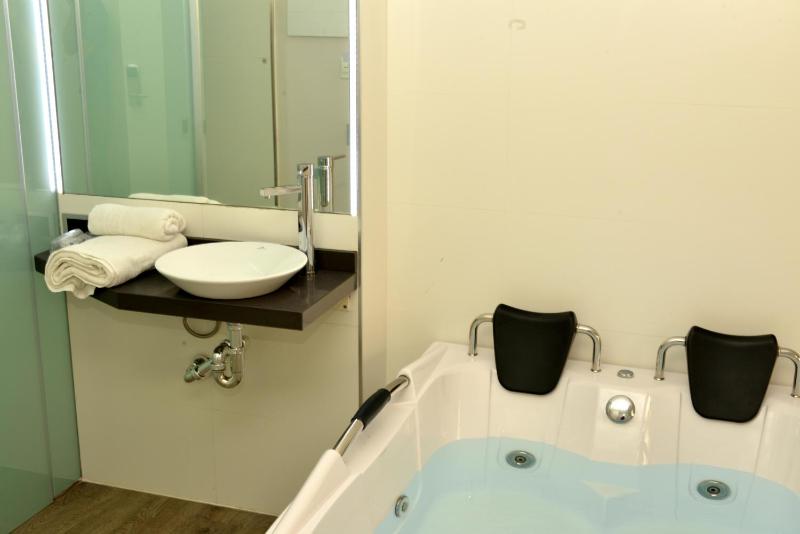 Deluxe Double Room with a Hot Tub image 2
