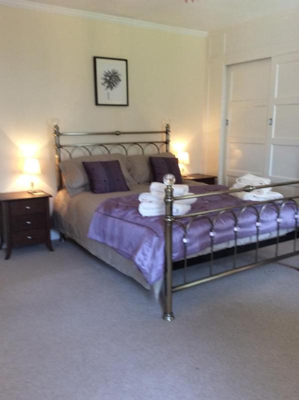 Deluxe King Room image 2