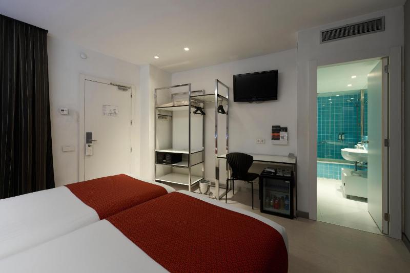 Double or Twin Room image 4