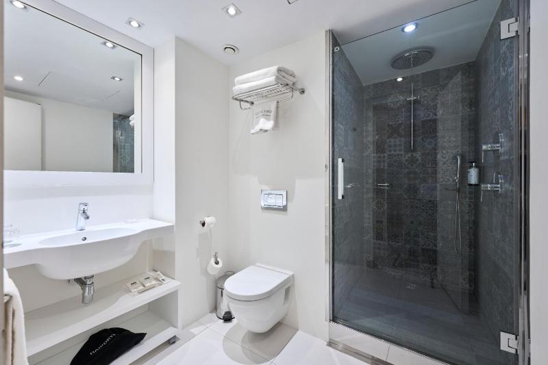 Double Room with Street View image 3