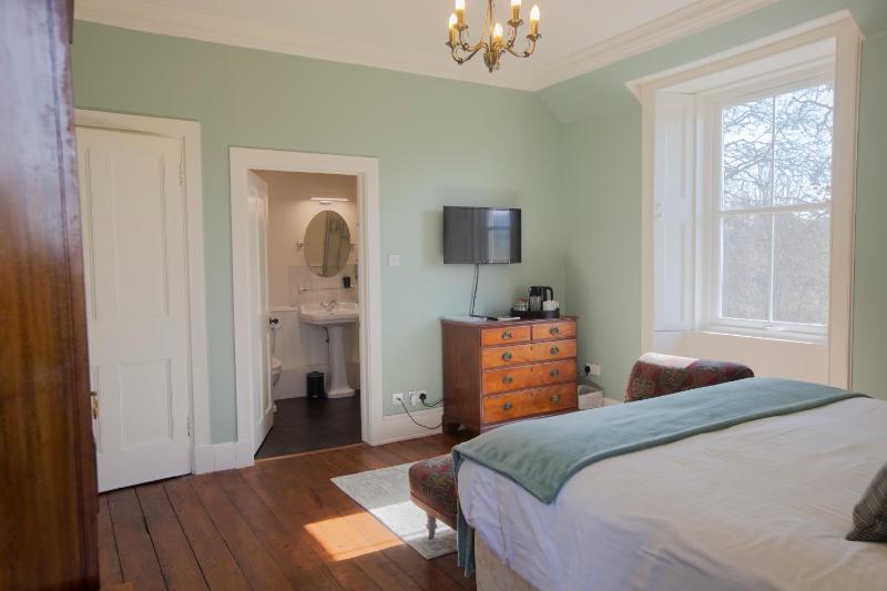 Cragganmore - Super King Size or Twin Room image 1
