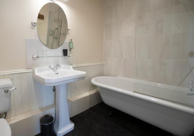 Cragganmore - Super King Size or Twin Room image 3
