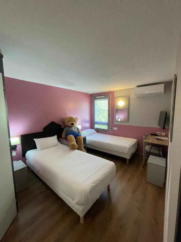 Twin Room image 3