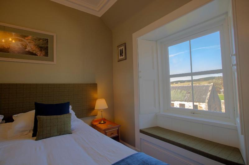 Knockando - Super King Size or Twin Room image 3