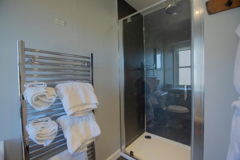 Knockando - Super King Size or Twin Room image 2