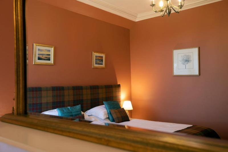 Tamdhu - Super King Size or Twin Room image 4