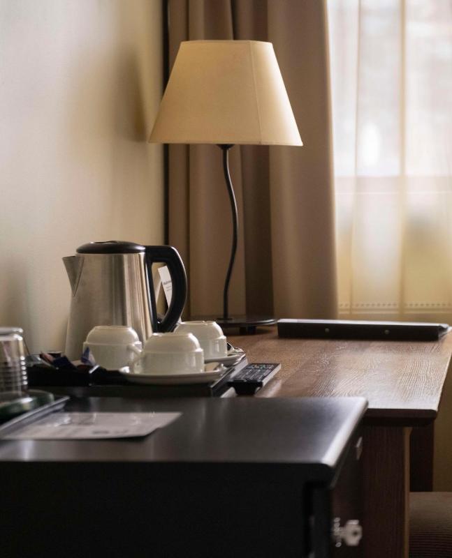 Room with Three Single Beds image 4