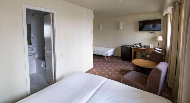 Room with Three Single Beds image 3