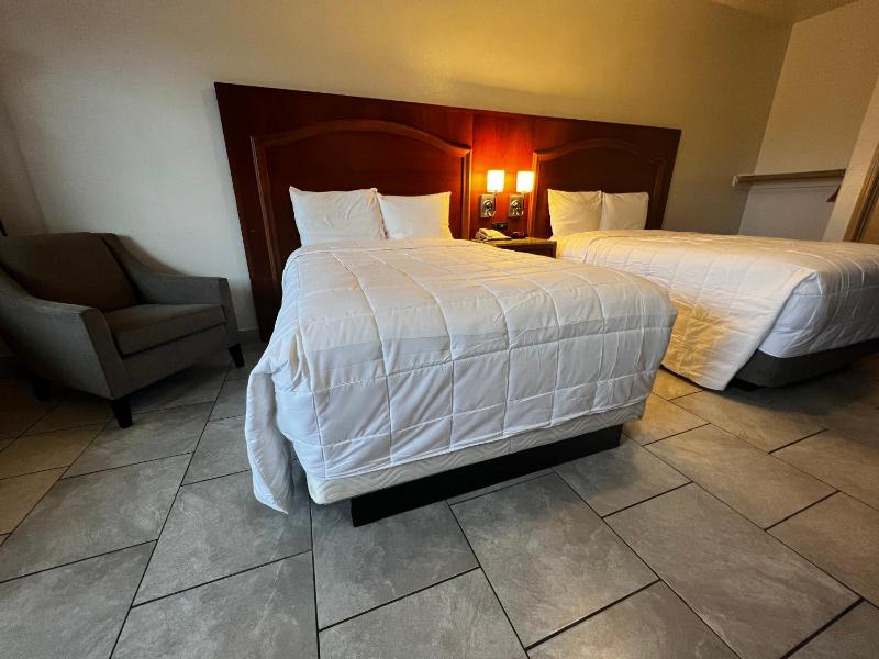 Queen Room with Two Queen Beds image 3